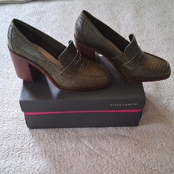New In Box Vince Camuto Olive Loafers for Women - Picture 3 of 8